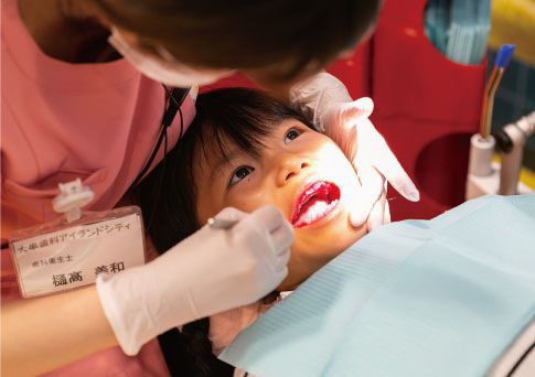 歯の治療をする子ども