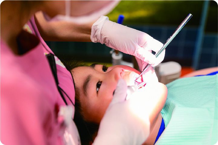 歯の治療をする子ども